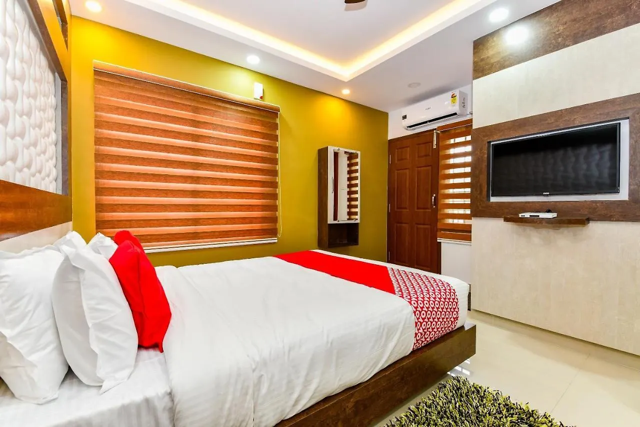 Capital O 30549 D Hotels Kochi 3*,