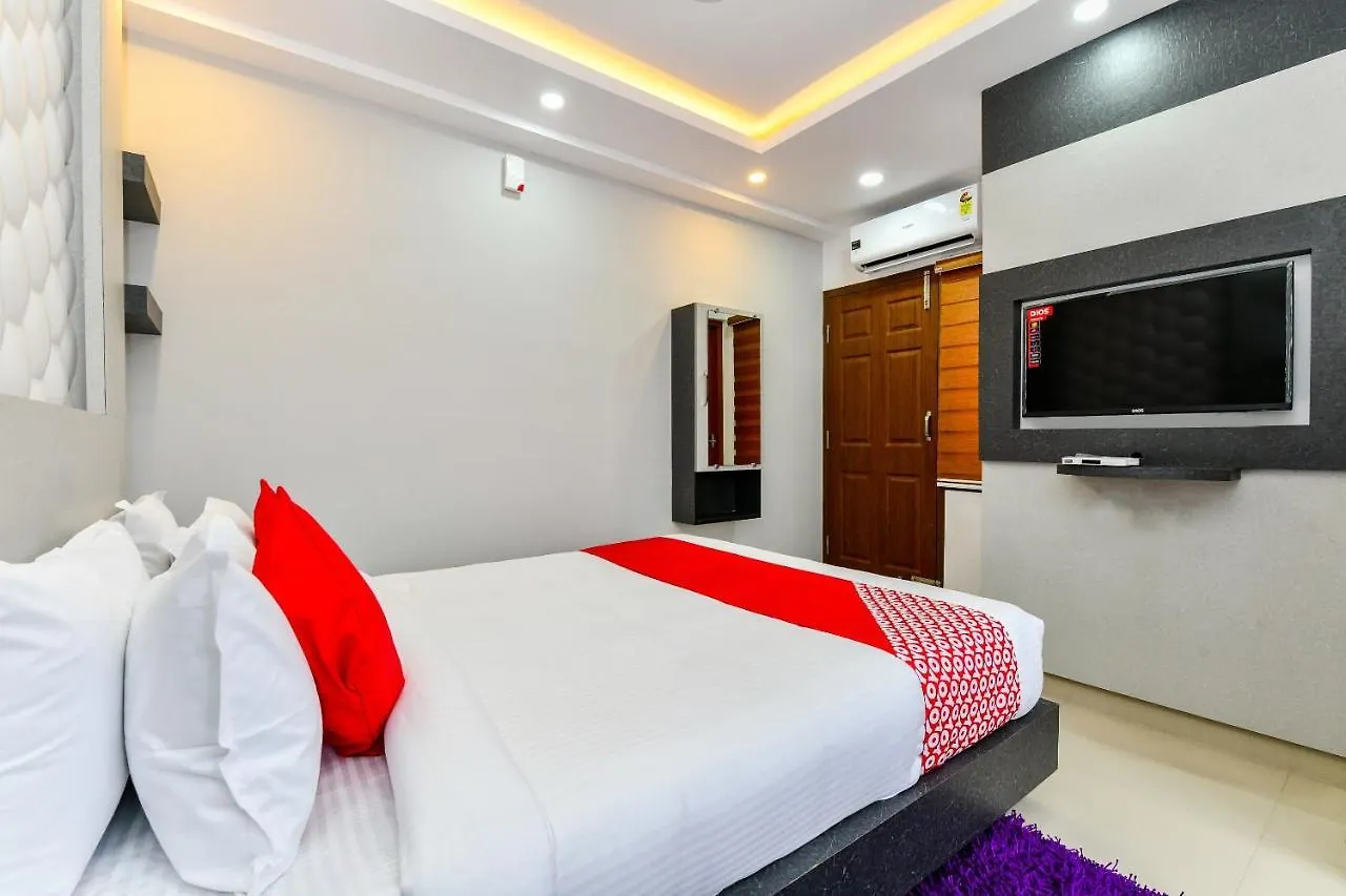 Capital O 30549 D Hotels Kochi 3*,