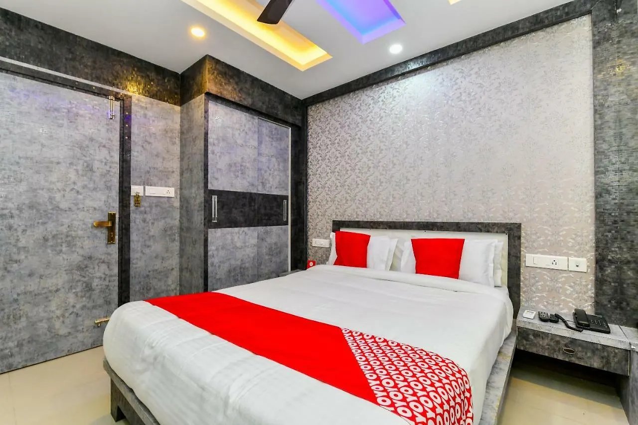 Capital O 30549 D Hotels Kochi 3*,